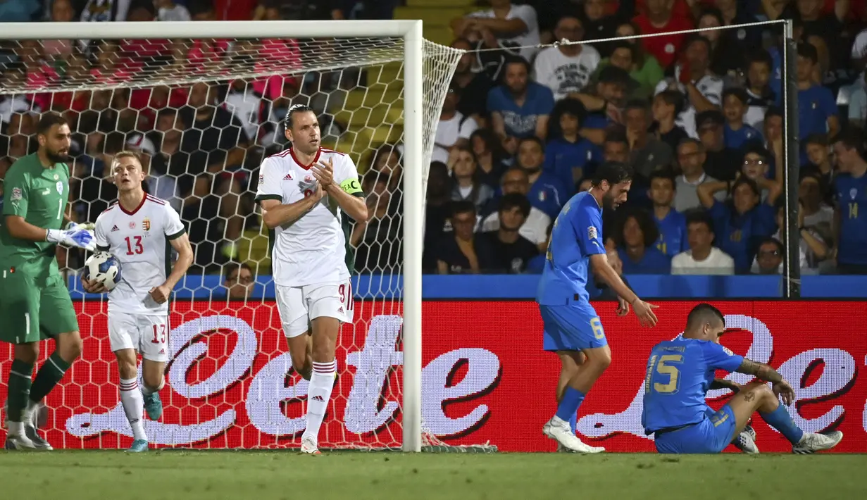 Hungaria sempat menepiskan kedudukan menjadi 1-2 di babak kedua. Attila Fiola yang berniat melepaskan umpan silang berbahaya ke kotak penalti Italia, salah diantisipasi oleh Gianluca Mancini yang berujung masuk ke gawang sendiri. (LaPresse AP/Massiomo Paolone)