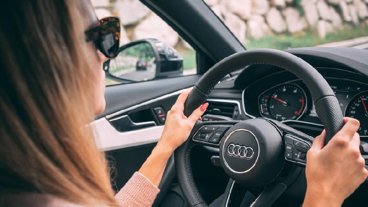 Ilustrasi kemudi dan dashboard mobil (cashcarsbuyer.com)