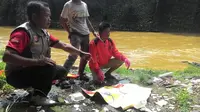 Tim SAR saat tiba di lokasi penemuan jenazah bayi di tepi Sungai Cisadane, Bogor. (Liputan6.com/Achmad Sudarno)