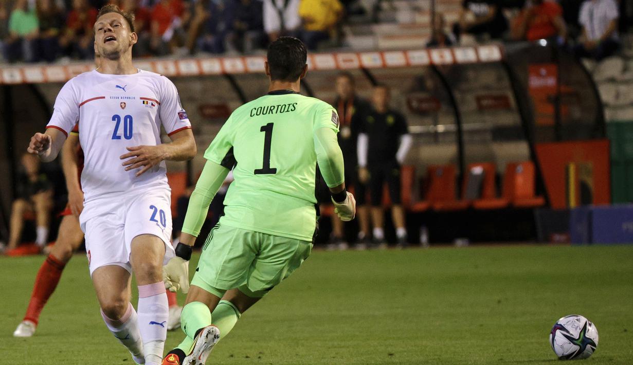 Di awal babak kedua, tepatnya pada menit ke-48 Republik Ceska memiliki peluang memperkecil kedudukan melalui Matej Vydra. Namun usahanya berhasil dipatahkan Thibaut Courtois. (Foto: AP/Olivier Matthys)