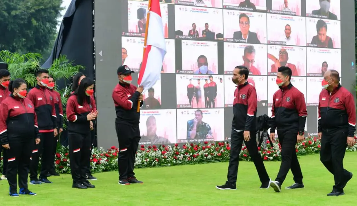 <p>Presiden Joko Widodo (ketiga kanan) didampingi Ketua Komite Olimpiade Indonesia (KOI) Raja Sapta Oktohari (kedua kanan) saat akan menyapa para atlet pada pelepasan kontingen Indonesia untuk SEA Games 2021 di halaman Istana Merdeka, Jakarta, Senin (9/5/2022). Sebanyak 499 atlet dari 32 cabang olahraga diberangkatkan untuk bertanding pada SEA Games 2021 di Vietnam. (Dok. Kris - Biro Pers Sekretariat Presiden)</p>