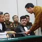 Gubernur DKI Jakarta, Basuki Tjahaja Purnama (Ahok) memberikan berkas saat sidang kasus dugaan penistaan agama di Gedung Kementerian Pertanian, Jakarta, Selasa (25/4). Sidang beragendakan pembacaan pledoi. (Liputan6.com/Miftahul Hayat/Pool)