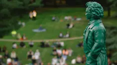 Warga menikmati konser yang diselenggarakan oleh Beethoven Orchestra Bonn di sebuah taman di Bonn, Jerman, pada 28 Juni 2020. Konser tu digelar untuk memperingati 250 tahun kelahiran komponis sekaligus pianis Ludwig van Beethoven. (Xinhua/Tang Ying)