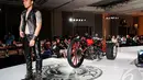  Melalui ajang fashion show ini New Rock juga ingin memperkenalkan bahwa produknya tak melulu digunakan oleh para rocker atau bikers saja, Jakarta, Jumat (9/5/2014) (Liputan6.com/Faisal R Syam)