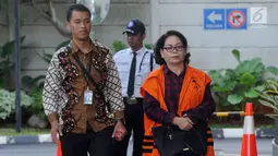 Mantan Anggota DPRD Sumut Arlene Manurung tiba di Gedung KPK, Jakarta, Jumat (4/1). Arlene diduga menerima suap persetujuan Laporan Pertanggungjawaban APBD 2012 dan Pengesahan Perubahan APBD 2013, 2014 dan 2015. (Merdeka.com/Dwi Narwoko)