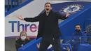 Pelatih Chelsea, Frank Lampard, tampak tidak puas dengan keputusan wasit dalam laga lanjutan Liga Inggris 2020/21 di Stamford Bridge, Minggu (29/11/2020) waktu setempat. Chelsea bermain imbang 1-1 dengan Tottenham. (AFP/Justin Tallis/Pool)