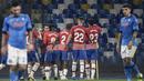 Para pemain Granada merayakan gol penyeimbang 1-1 ke gawang Napoli yang dicetak gelandang Angel Montoro dalam laga leg kedua babak 32 Besar Liga Europa 2020/21 di Diego Armando Maradona Stadium, Kamis (25/2/2021). Granada kalah 1-2 dari Napoli. (AFP/Filippo Monteforte)