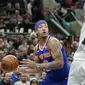 LaMarcus Aldridge menjaga Michael Beasley (AP)