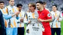 Dalam kesempatan yang hangat itu, Luka Modric, salah satu pemain Real Madrid, memberikan jersey Madrid yang telah ditandatangani oleh seluruh skuad kepada Navas. (AFP/Oscar Del Pozo)
