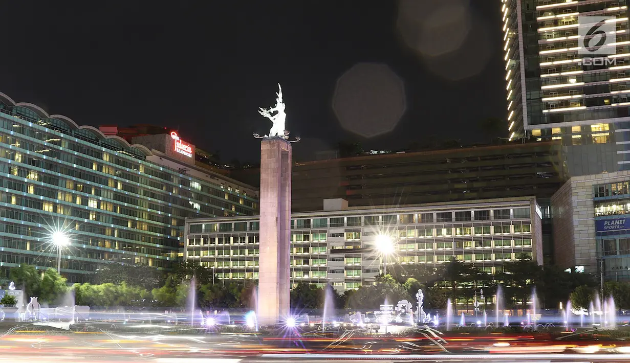 Suasana kawasan Bundaran HI sebelum lampu dipadamkan saat peringatan Earth Hour 2018 di Jakarta, Sabtu (24/3). Earth Hour dilakukan untuk efisiensi energi yang berdampak pada penanggulangan perubahan iklim. (Liputan6.com/Immanuel Antonius)