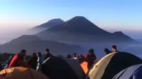 Gunung Prau Menyajikan pemandangan alam yang memukau.