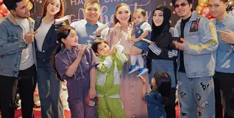 Ashanty baru saja merayakan ulang tahunnya yang ke-41 dalam suasana penuh kebahagiaan bersama keluarga tercinta.  [@aurelie.hermansyah/@aaliyah.massaid].