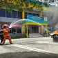 Simulasi pemadam kebakaran di Gedung PLN Gorontalo (Arfandi Ibrahim/Liputan6.com)