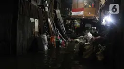 Kondisi banjir yang melanda Jalan Bangka, Jakarta, Rabu (4/1/2023). Hujan deras yang terjadi pada Rabu sore membuat Kali Mampang meluap hingga menyebabkan banjir di kawasan tersebut dengan ketinggian bervariasi mulai dari 40 hingga 60 cm. (Liputan6.com/Herman Zakharia)