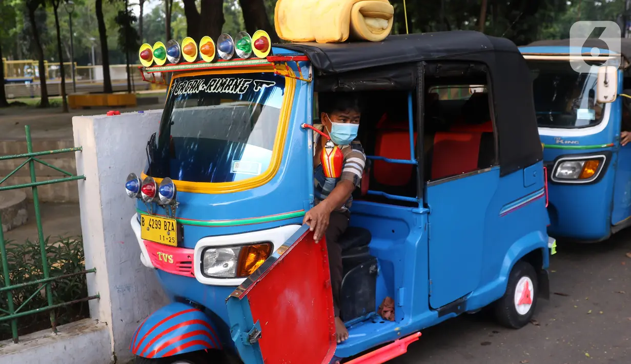 Pengemudi bajaj tengah menunggu penumpang di kawasan Taman Puring, Jakarta, Minggu (11/7/2021). Dampak dari PPKM darurat membuat penghasilan para pengemudi bajaj menurun drastis hingga 70 pesen. (Liputan6.com/Angga Yuniar)