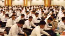 Citizen6, Surabaya: Sebanyak 435 calon siswa Dikmaba TNI AL 2012 melaksanakan seleksi masuk Bintara TNI AL tahap ke - II di Gedung Moeljadi, Kesatrian Kobangdikal, Selasa (12/6). (Pengirim: Penkobangdikal).