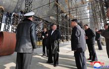 FOTO: Wajah Semringah Kim Jong-un Bangun Kapal Selam Raksasa Bertenaga Nuklir, Ancaman Baru untuk Korsel dan AS