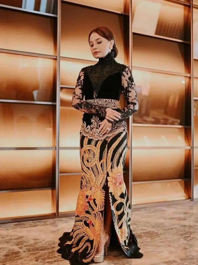 Foto-Foto Kebaya Rossa, Anggun Bawakan Budaya Indonesia di Hari Kebaya Nasional