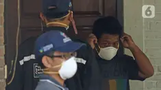 Petugas Dinkes Kota Depok melakukan sterilisasi dan evakuasi pekerja dirumah terjangkit virus corona  yang masih bertahan dirumah di Depok, Jawa Barat, Senin (2/3/2020). Dinkes Depok mengevakuasi pekerja untuk dibawa ke RSPI Sulyanti Saroso guna dilakukan pengecekan. (Liputan6.com/Herman Zakharia)
