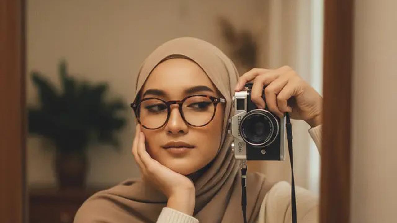 Prompt Gemini AI Foto di Kaca dengan Kamera, Look Instagramable Kekinian