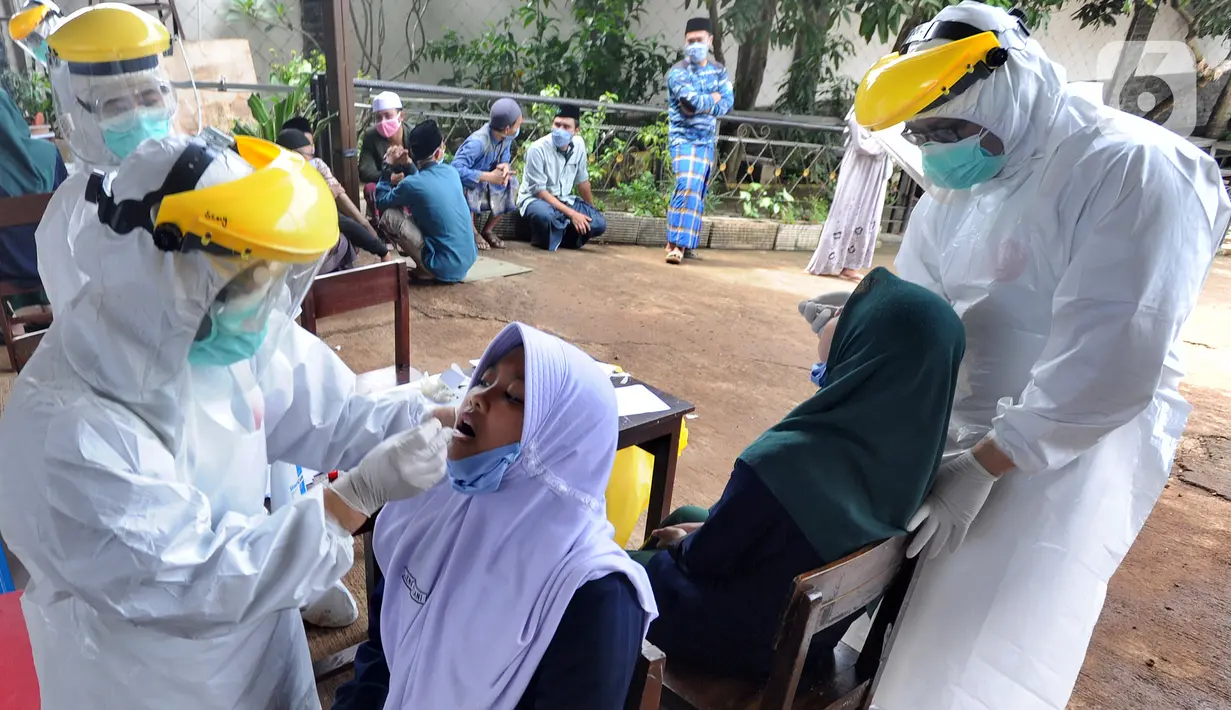 Para santri melakukan swab test di Pondok Pesantren Baitul Hikmah, Bojongsari, Depok, Jawa Barat, Kamis (12/11/2020). Swab test massal dilakukan menyusul ditemukannya paparan COVID-19 terhadap seorang santri dan untuk memutus mata rantai penyebaran. (merdeka.com/Arie Basuki)