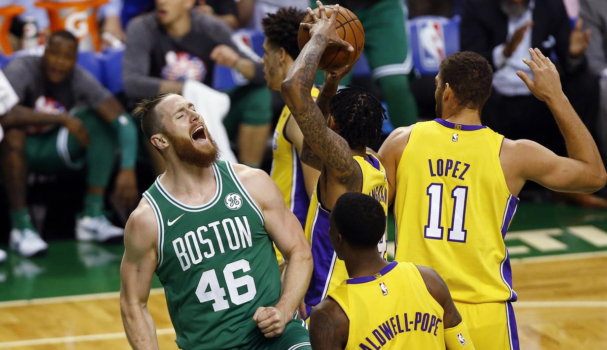 Ekspresi pemain Boston Celtics, Aron Baynes (46) usai mencetak poin saat melawan Los Angeles Lakers pada laga NBA basketball game di TD Garden, Boston, (8/11/2017). Celtics menang 107-96. (AP/Winslow Townson)