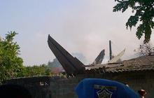 Pesawat Fokker TNI jatuh timpa sembilan rumah