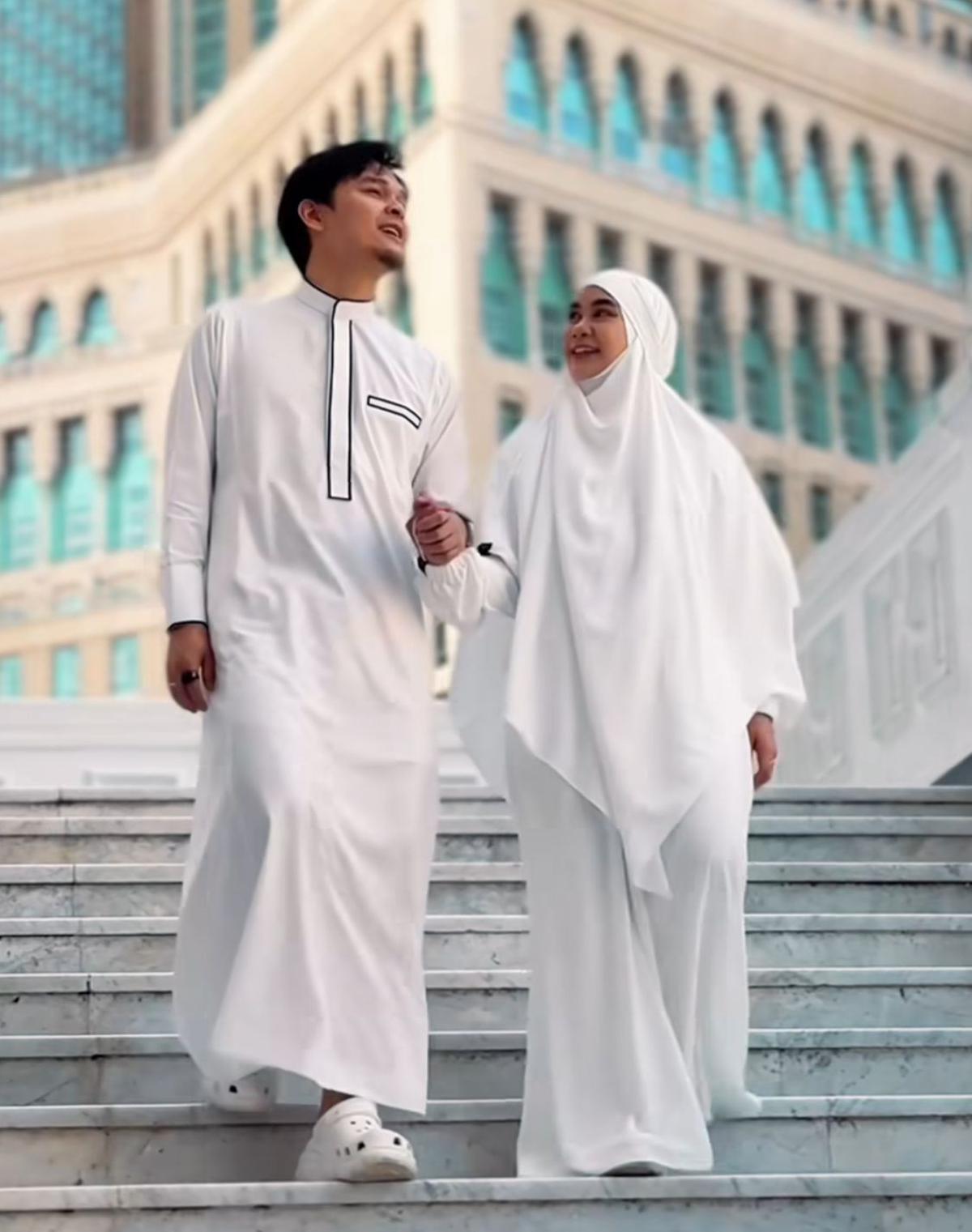 Potret Manis Anisa Rahma dan Suami Umroh saat Ramadan, Momen Bareng Si Kecil Jadi Sorotan