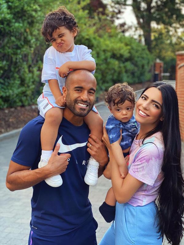 Gelandang Tottenham Hotspur Lucas Moura dan istrinya, Larissa Saad, serta kedua anaknya. (foto: Instagram @lariisaad)
