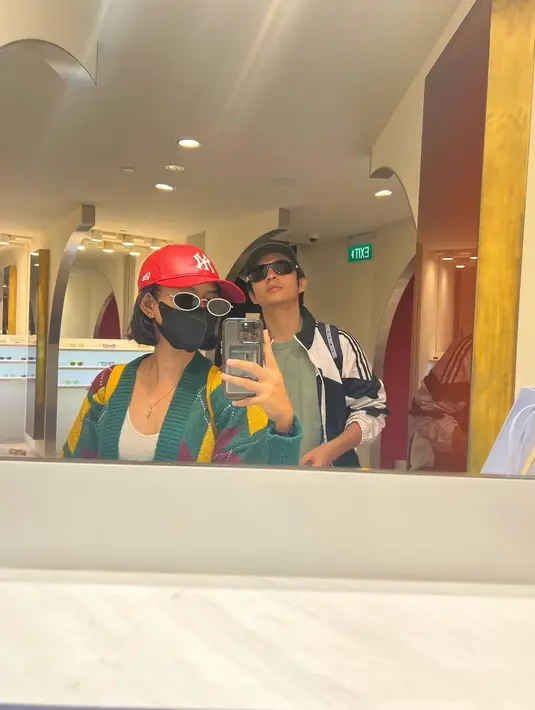 Tak hanya sama-sama berbakat di bidang adu peran, Angga dan Shenina ini juga dikenal memiliki selera fashion yang stylish. Tak heran, pasangan ini kerap disebut couple goals.  (Instagram/shenacinnamon).
