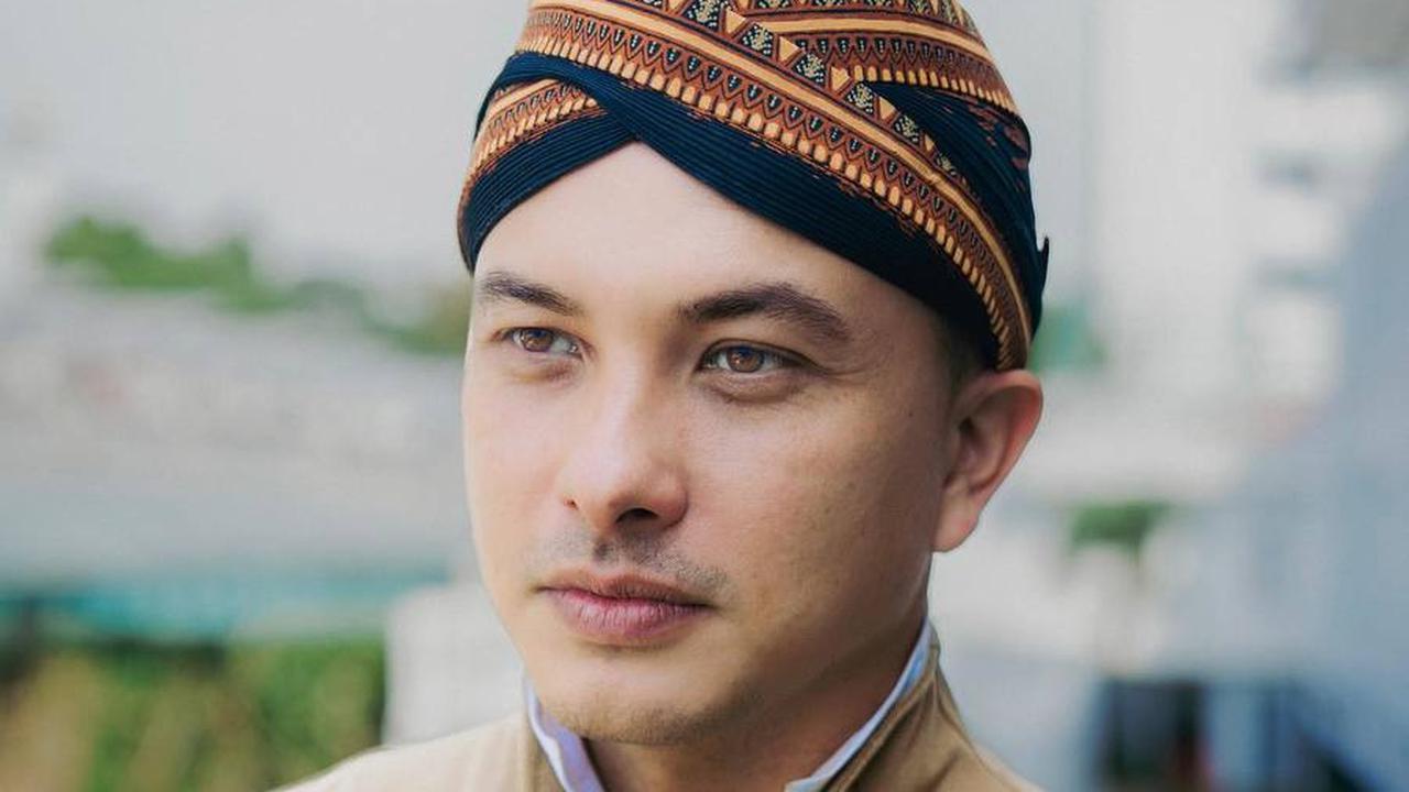 Potret Ganteng Penuh Pesona Nicholas Saputra Pakai Bros Mewah Dipenuhi Batu Ruby dan Berlian Senilai Lebih Rp1 Miliar