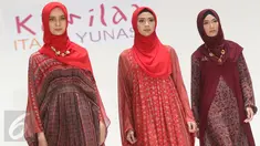 Model mengenakan busana muslim label Kamilaa karya desainer Itang Yunasz di Pasar Blok B Tanah Abang, Jakarta, Kamis (9/3). Dalam koleksinya, Itang memberi sentuhan tenun dari beberapa daerah. (Liputan6.com/Immanuel Antonius)