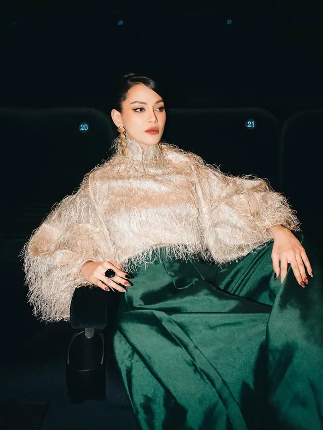 Gaya Fashion Erika Carlina yang Super Stylish, Tampil Menawan di Usia 31 Tahun