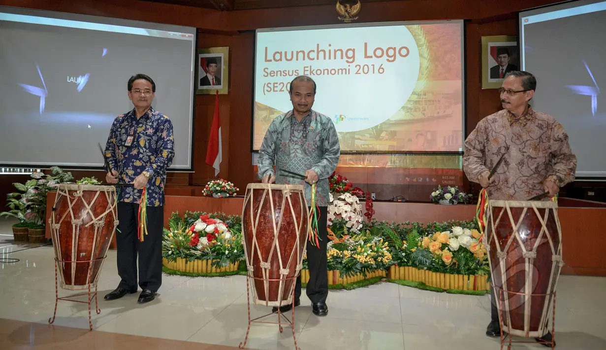 Menteri Perencanaan Pembangunan Nasional/Kepala Bappenas,  Andrinof Chaniago (tengah) saat peluncuran logo sensus ekonomi 2016 di Kantor BPS Jakarta, Jumat (8/5/2015). BPS meluncurkan logo baru sensus Ekonomi 2016 (SE2016). (Liputan6.com/Faizal Fanani)