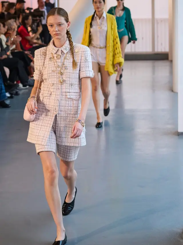 King is Back! Gaya Nyentrik G-Dragon dengan Pink Blazer dan Rambut Messy di CHANEL Cruise 2024/25 Show