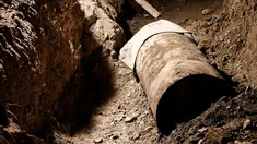 Bom zaman Perang Dunia II berbobot 1,8 ton yang berhasil dijinakkan di pusat Kota Augsburg, Jerman, Minggu (25/12). Otoritas setempat yang menjinakkan bom itu mengharuskan lebih dari 54.000 warga meninggalkan rumah untuk mengungsi (REUTERS/Michaela Rehle)