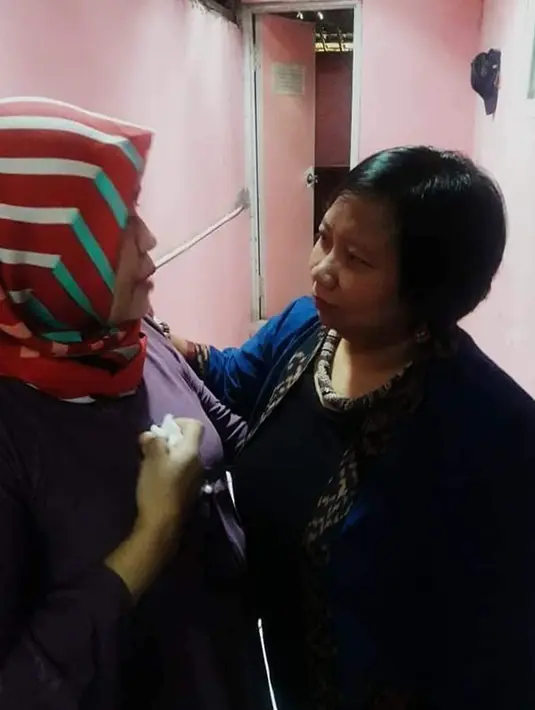 Ketua Pusat Studi dan Kajian Migrasi Migrant CARE Anis Hidayah bertemu dengan ibunda Tuti Tursilawati, Iti Sarniti, di kediamannya di Majalengka pada September 2018 lalu. Tuti merupakan TKI yang dieksekusi mati oleh Saudi. (facebook.com/anis.hidayah)