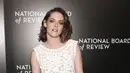 Aktris Kristen Stewart berpose saat menghadiri acara National Board of Review Gala 2015 di New York, Selasa (5/1/2016). Mantan kekasih Robert Pattinson itu tampil cantik mengenakan  mini dress putih pita-pita. (REUTERS / Andrew Kelly)