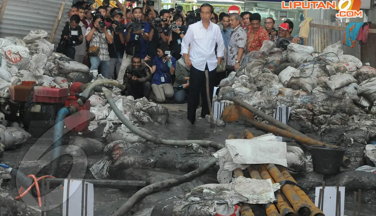 Usai meresmikan kantin di Blok G, Jokowi memantau perkembangan proyek jembatan di dekat Blok G, Senin (14/04/2014) (Liputan6.com/Herman Zakharia).