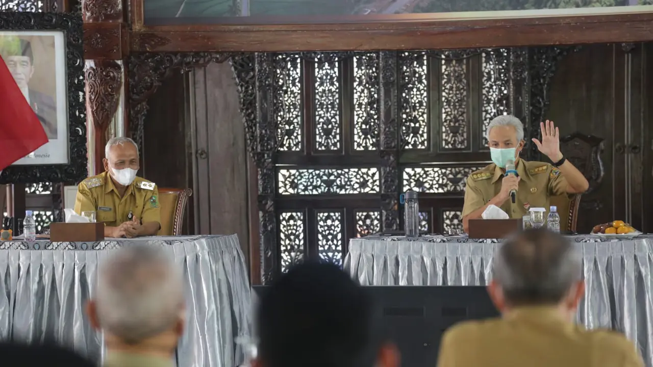 Gubernur Ganjar Pranowo menggelar rapat dengan Wabup Banjarnegara yang juga PLH Bupati Banjarnegara, Syamsudin dan jajaran Pemkab Banjarnegara. (Foto: Liputan6.com/Istimewa)