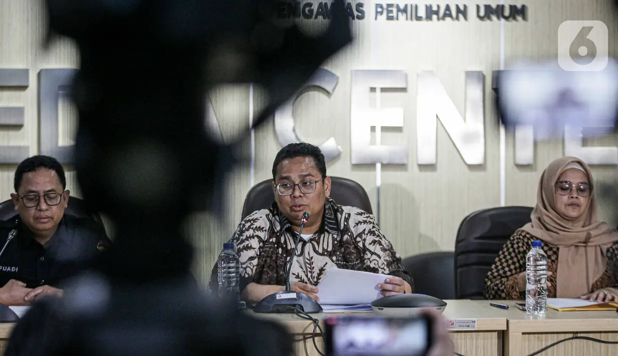Bagja memaparkan, dari 70 perkara yang ditangani, 26 perkara diregistrasi, 40 laporan tidak diregistrasi, dan empat perkara masih proses kajian awal serta perbaikan. (Liputan6.com/Faizal Fanani)