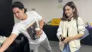 El Rumi dan Syifa Hadju dikabarkan sedang dekat. Sempat viral juga foto dan video keduanya jalan bersama mulai dari kondangan hingga nonton konser Dewa 19.  [@shandypurnamasari/@elsyifa.moment/@armanfebryan].