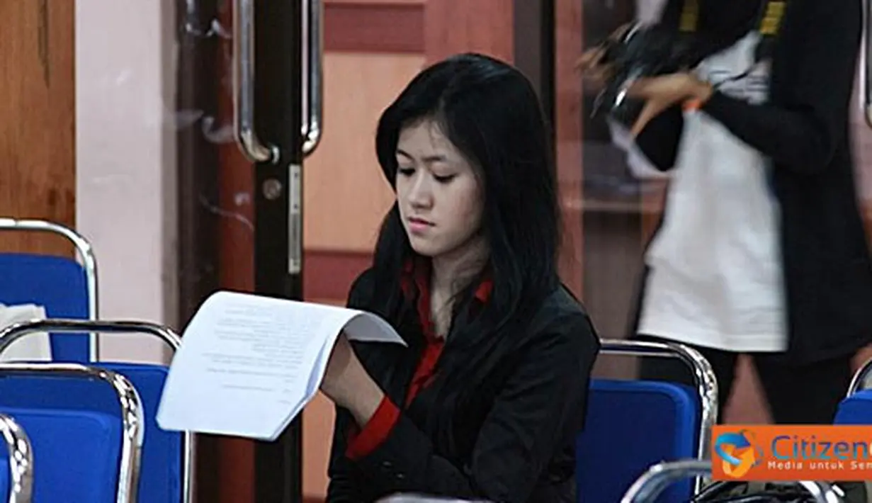 Citizen6, Surabaya: Peserta Lomba Presenter SGTC di kampus Unair sedang berlatih. (Pengirim: Ady Permadi)