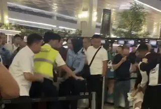 Tangkapan layar video pertengkaran calon penumpang yang dilerai petugas Bandara Soekarno Hatta. (Istimewa)