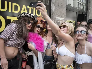  Ribuan orang berpakaian minim berkumpul di Nantes, Perancis pada Sabtu, 14 Juni 2014 (AFP Photo/Jean Sebastien)