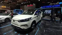 Toyota Indonesia memperkenalkan Toyota Kijang Innova BEV atau Battery Electric Vehicle di IIMS 2022. (Septian / Liputan6.com)