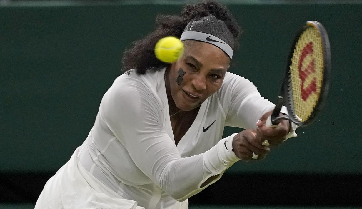 <p>Sementara itu, sang pemegang juara tujuh kali Wimbledon langsung berusaha membalas pada set kedua. Ia berhasil tampil dominan dan memenangi set dengan skor 6-1. (AP/PA/John Walton)</p>