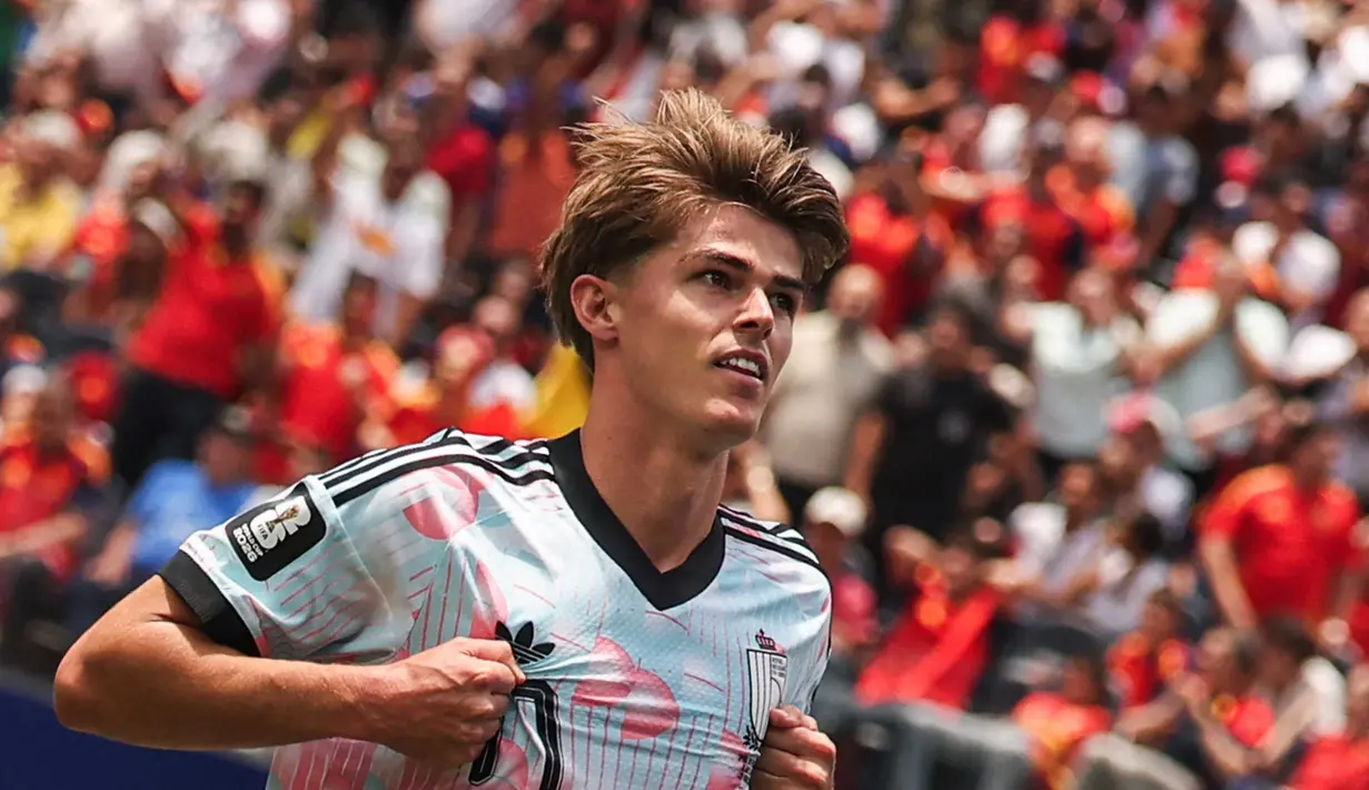 Penyerang Belgia Charles De Ketelaere merayakan gol pertama timnya selama pertandingan perempat final Piala Dunia 2026 antara Spanyol dan Belgia di Stadion Los Angeles di Inglewood, Jumat, 10 Juli 2026. (AFP/ Etienne Laurent)
