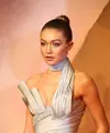 Gigi bercerita dirinya sudah mengidap sakit ini sejak dua tahun lalu. Ketika harus berlenggang di Victoria Secret, dirinya juga tidak ingin mengurangi berat badan yang berlebihan. (AFP/Bintang.com)