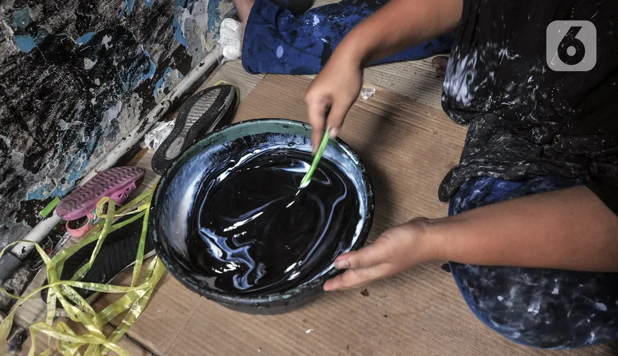 Fitri (40) menyelesaikan jasa sablon sajadah di Amang Sablon, Kebon Melati, Jakarta Pusat, Kamis (7/4/2022). Amang Sablon kini mampu menyelesaikan produksi sablon sajadah sebanyak 17-20 kodi per hari. (merdeka.com/Iqbal S. Nugroho)
